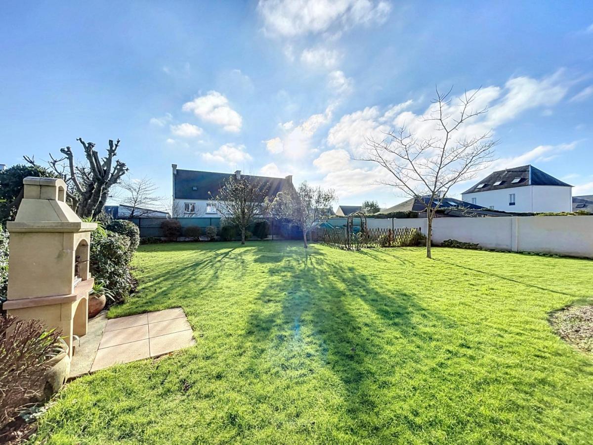 GUILERS BOURG : En impasse, jolie maison de caractère de 119m2 sur sous-sol, avec carport.