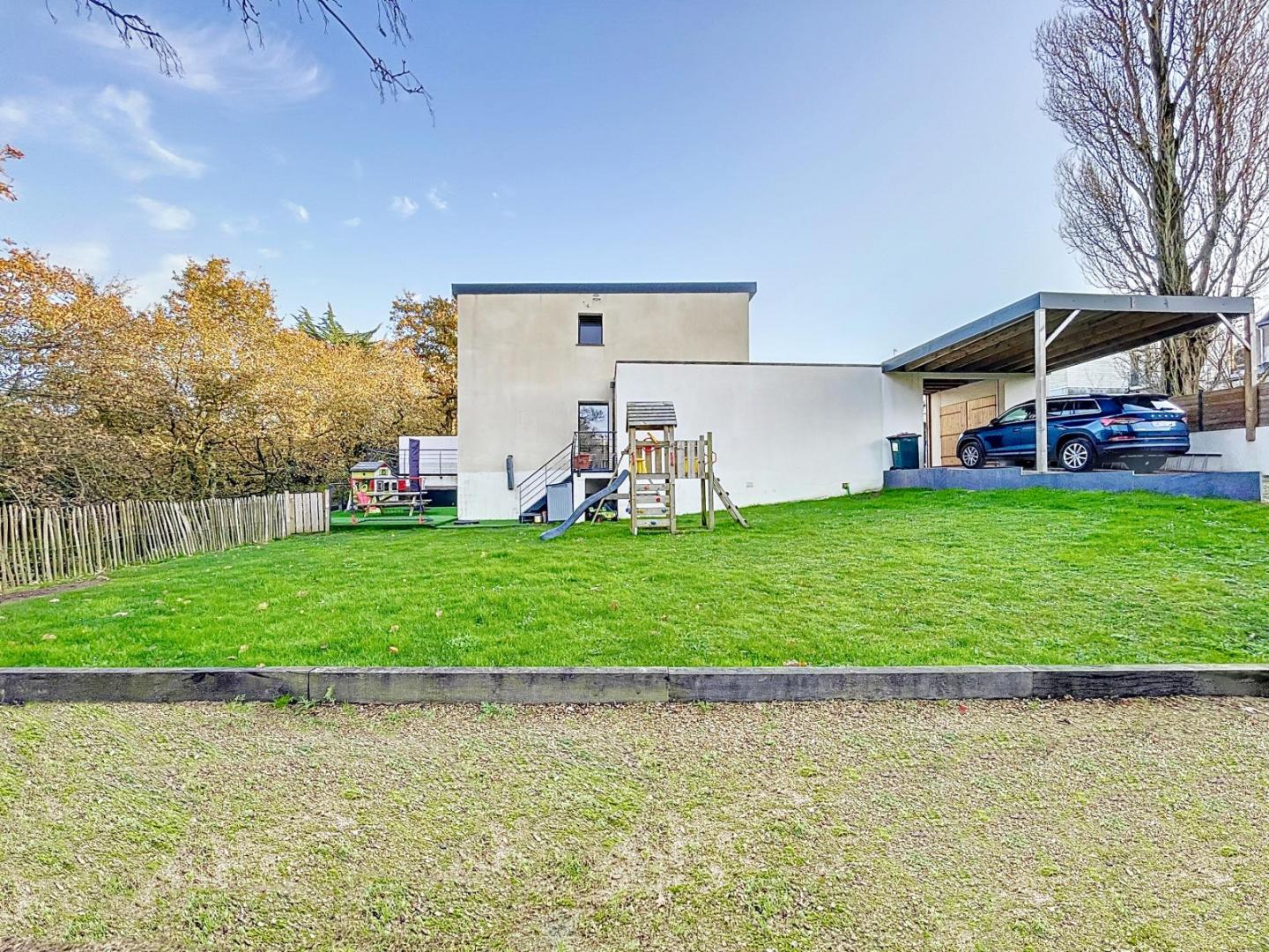 GUIPAVAS BOURG : Jolie maison contemporaine de 150m2 avec 4 chambres et jardin clos