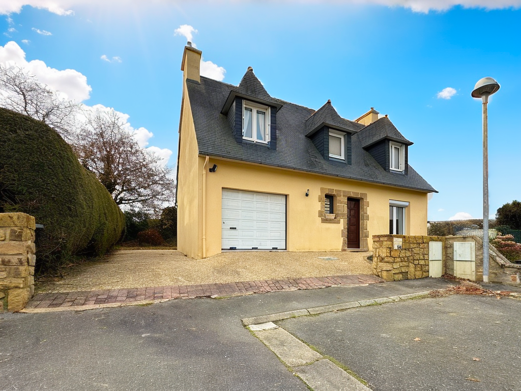 BREST : en impasse, jolie propriété avec demeure 4 chambres, garage, grande cave et beau jardin