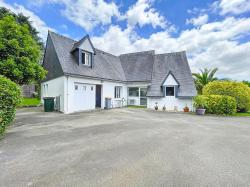 GUIPAVAS PROCHE BOURG : BELLE MAISON CONTEMPORAINE DE 179M² AVEC TERRASSE ET PARC ARBORÉ DE 1000M²