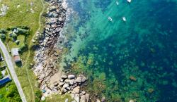 PORSPODER : MAGNIFIQUE VUE MER POUR CE COSY PENTY AVEC JARDIN ROCHERS TYPIQUES ET TERRASSE PANORAMIQUE