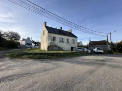 LESNEVEN : jolie maison avec 4 chambres, sous-sol complet et jardin