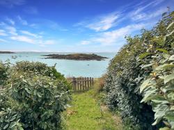 PORSPODER : MAGNIFIQUE VUE MER POUR CE COSY PENTY AVEC JARDIN ROCHERS TYPIQUES ET TERRASSE PANORAMIQUE